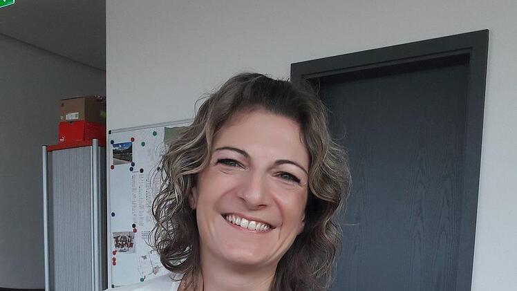 Evi Bauer vom Generationen-Zentrum zeigt, was die Kinder in der Bastelhütte tun dürfen.  Foto: bp