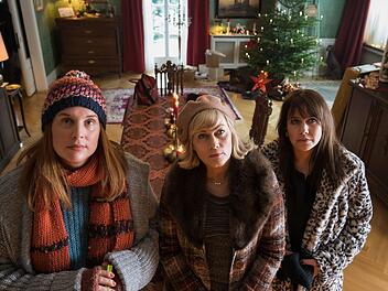 Noch schauen die "Weihnachtst&ouml;chter" (von links:) Katarina (Elena Uhlig), Regina (Gesine Cukrowski), Diana (Felicitas Woll) and&auml;chtig zum Portr&auml;t ihres verstorbenen Vaters, eines Gro&szlig;b&auml;ckers, hoch. Doch das Gez&auml;nke folgt sogleich.