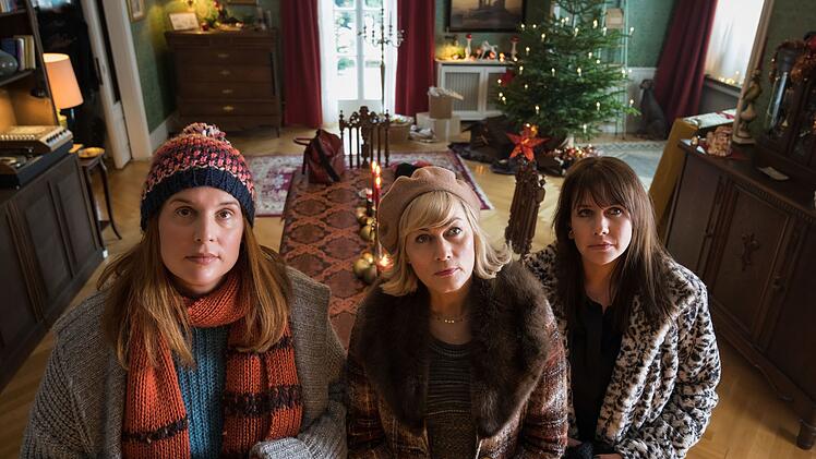 Noch schauen die "Weihnachtstöchter" (von links:) Katarina (Elena Uhlig), Regina (Gesine Cukrowski), Diana (Felicitas Woll) andächtig zum Porträt ihres verstorbenen Vaters, eines Großbäckers, hoch. Doch das Gezänke folgt sogleich.