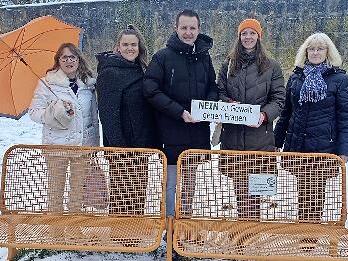 B&uuml;rgermeister Andreas H&uuml;gerich (Mitte) mit Annemarie Lorenz (links), Mitarbeiterinnen der Beratungsstelle und des Frauenhauses sowie Frau Richter von der Stadtverwaltung Lichtenfels (rechts).