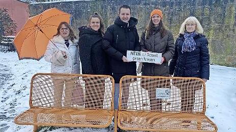 B&uuml;rgermeister Andreas H&uuml;gerich (Mitte) mit Annemarie Lorenz (links), Mitarbeiterinnen der Beratungsstelle und des Frauenhauses sowie Frau Richter von der Stadtverwaltung Lichtenfels (rechts).