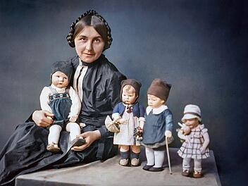 K&auml;the Kruse mit ihren Puppen, um 1925: "Kinder f&uuml;r das Kind" sollten ihre Puppen sein.