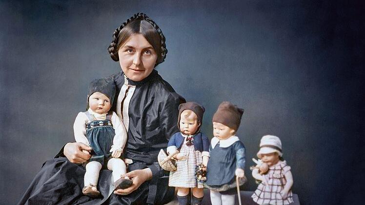 K&auml;the Kruse mit ihren Puppen, um 1925: "Kinder f&uuml;r das Kind" sollten ihre Puppen sein.