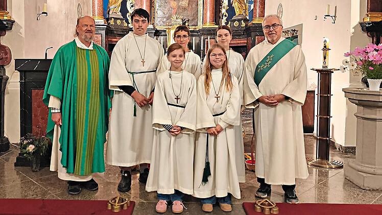 Unser Bild zeigt die Ministranteneinf&uuml;hrung in der Hausener Heilig-Kreuz-Kirche.Florian Heuring