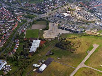 Hier entsteht das neue Brose-Kompetenzzentrum mit einer überbauten Fläche von rund 50000 Quadratmetern. Wegen einer fehlenden Naturschutzbeurteilung wird der bereits beschlossene Bebauungsplan noch einmal überprüft.  Foto: Ronald RInklef