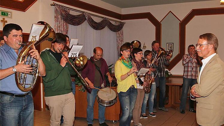 Die Dorfmusik spielt für Albert Trost auf.