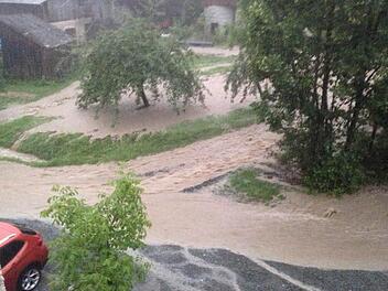 Wassermassen strömen die Straße in Neuenmarkt hinab Foto: Lechaos Krtek