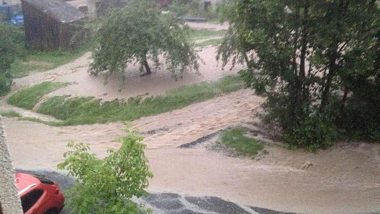 Wassermassen strömen die Straße in Neuenmarkt hinab Foto: Lechaos Krtek