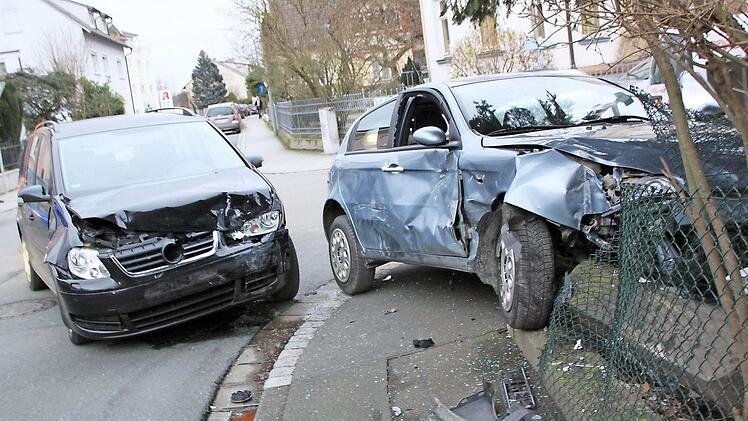 Frontal prallte der VW Touran (links) auf den Kleinwagen eines 18-Jährigen, der aus der Unteren Gartenstraße in die vorfahrtsberechtigte Bahnhofstraße hatte einfahren wollen. Foto: Matthias Einwag