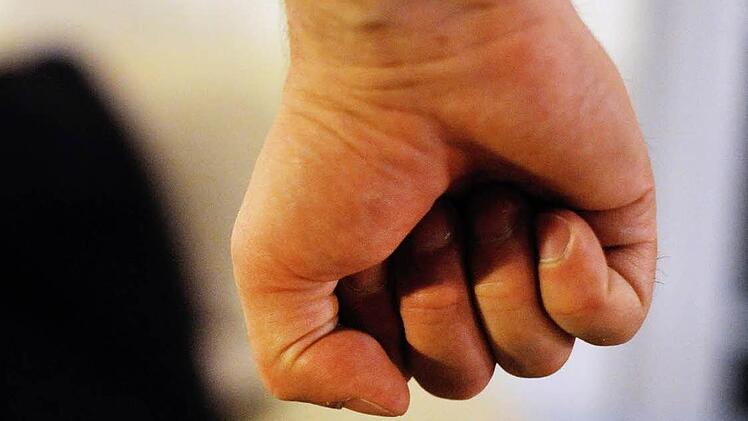 In Höchstadt ist es nahe der Asylunterkunft im Lappacher Weg zu einem Übergriff auf einen Flüchtling gekommen. Der 23-jährige Äthiopier wurde mit einem Faustschlag im Gesicht verletzt. Die Polizei geht von einer fremdenfeindlichen Tat aus. Foto: Symbolbild