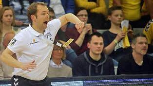 HSC-Trainer Jan Gorr in seinem Element. Nach dem Spiel lobte der Übungsleiter nicht nur sein Team, sondern vor allem die Fans, die das Duell auf den Rängen für sich entschieden hätten. Fotos: Timo Geldner