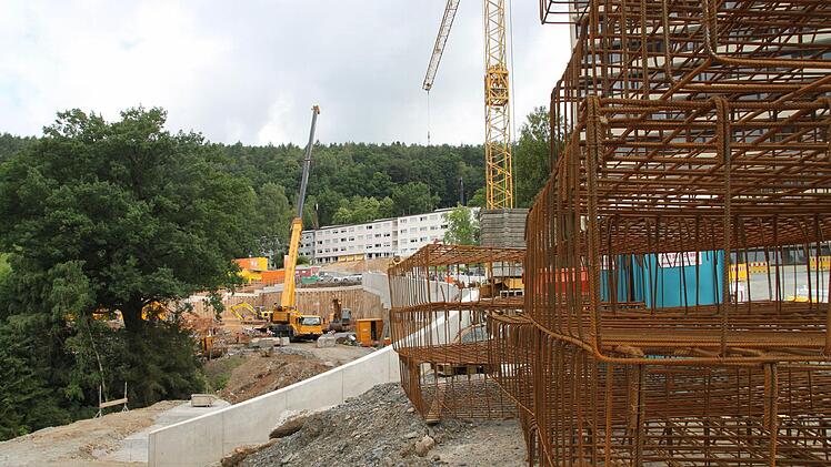 Großbaustelle beim Kulmbacher Klinikum - die Baugrube für das Parkhaus ist fertig. Um die große Eiche (links) wird herumgebaut. Foto: Stephan Tiroch