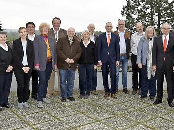 Die Preisträger mit Mitgliedern der Jury, Landrat Christian Meißner (M.) und Sparkassendirektor Roland Vogel (Vierter v. r.).