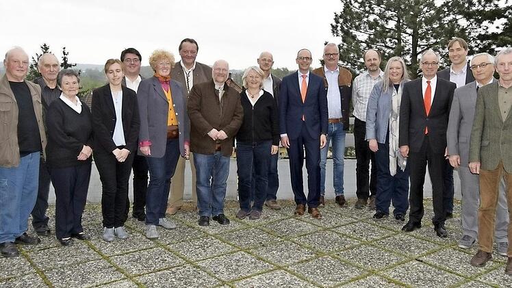 Die Preisträger mit Mitgliedern der Jury, Landrat Christian Meißner (M.) und Sparkassendirektor Roland Vogel (Vierter v. r.).