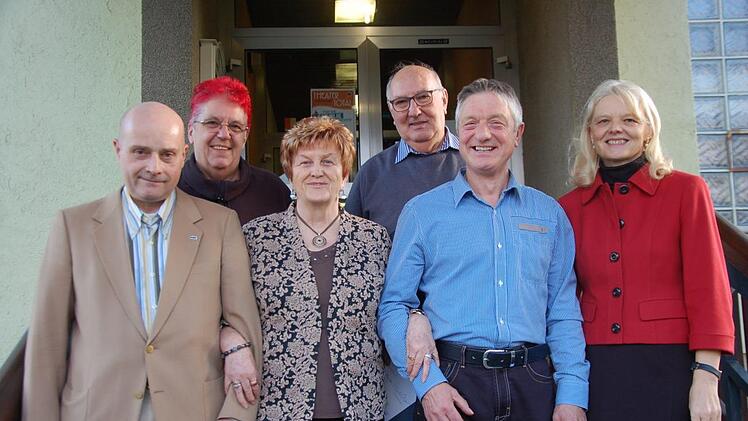 Vorsitzender Wolfgang Tritscher zeichnete Birgit Hoffelner, Irmgard Dünisch und Herbert Hehn für jahrzehntelange Treue zum VDK aus, denen auch der 2. Vorsitzende Egbert Mangold und Kreisgeschäftsführerin Lydia Vorndran gratulierten. Manfred Mellenthin