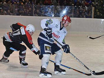 Im Derby hatten diesmal die Schweinfurter Mighty Dogs die Nase vorn. Auf unserem Bild in Person vom Ex-Kissinger Kevin Faust, der hier Wölfe-Stürmer Anton Zeivald auf Distanz hält.Hopf