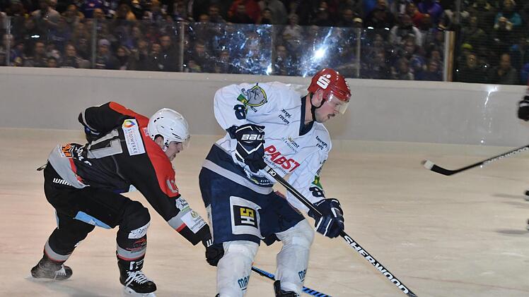 Im Derby hatten diesmal die Schweinfurter Mighty Dogs die Nase vorn. Auf unserem Bild in Person vom Ex-Kissinger Kevin Faust, der hier Wölfe-Stürmer Anton Zeivald auf Distanz hält.Hopf