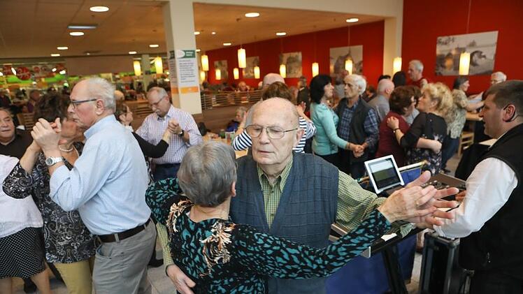 Die Tanzfl&auml;che im Restaurant des SB-Warenhauses ist voll. Foto: Barbara Herbst