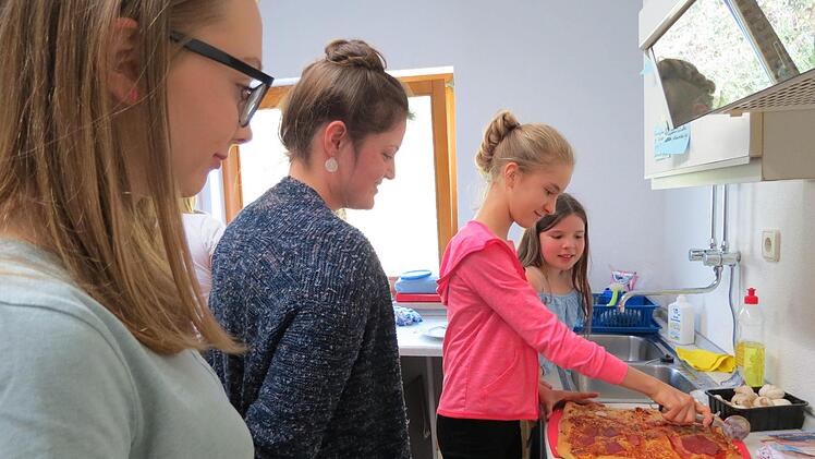 Beim Pizzaschneiden (von links): Aleksandra, Kathrin Kuhn, Lucy und Pauline. Doris Bauer