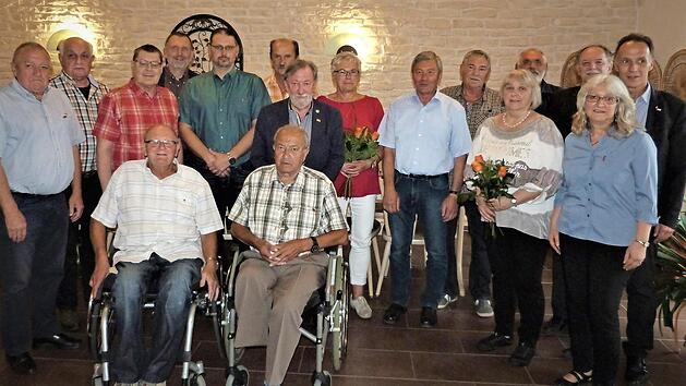 Diese Mitglieder wurden für 25-, 40-, 50- und 60-jährige Treue zur Gewerkschaft Verdi geehrt. Fotos: W. Reißaus