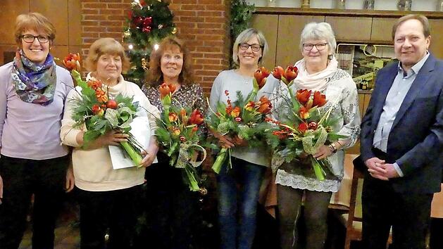Arbeitsjubil&auml;en beim Landgasthof Friedrich (von links): Monika Friedrich, Ramona K&ouml;hler, Christine Hochmuth, Annegret M&uuml;ller, Anita Seiferth, Herbert Friedrich.  Foto: Dieter H&uuml;bner