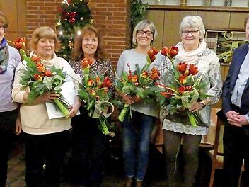 Arbeitsjubiläen beim Landgasthof Friedrich (von links): Monika Friedrich, Ramona Köhler, Christine Hochmuth, Annegret Müller, Anita Seiferth, Herbert Friedrich.  Foto: Dieter Hübner