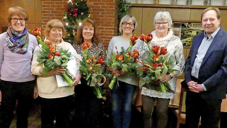 Arbeitsjubiläen beim Landgasthof Friedrich (von links): Monika Friedrich, Ramona Köhler, Christine Hochmuth, Annegret Müller, Anita Seiferth, Herbert Friedrich.  Foto: Dieter Hübner