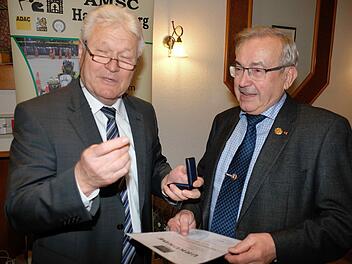 Herbert Behlert (links) verlieh dem Ehrenvorsitzenden des Automobil- und Motorsportclubs Hammelburg Johannes Deinlein die hohe Auszeichnung von Gold mit Kranz. Gerd Schaar
