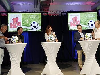 Moderatorin Christine Rebhan in der Talkrunde mit (von links) Oberbürgermeister Frank Rebhan, Vereinshistoriker Robert Schäfer, ASV-Vorsitzendem Philipp Greiner und dem Zweiten Vorsitzenden des TBVfL Neustadt-Wildenheid, Dominik Heike Foto: Manja von Nida