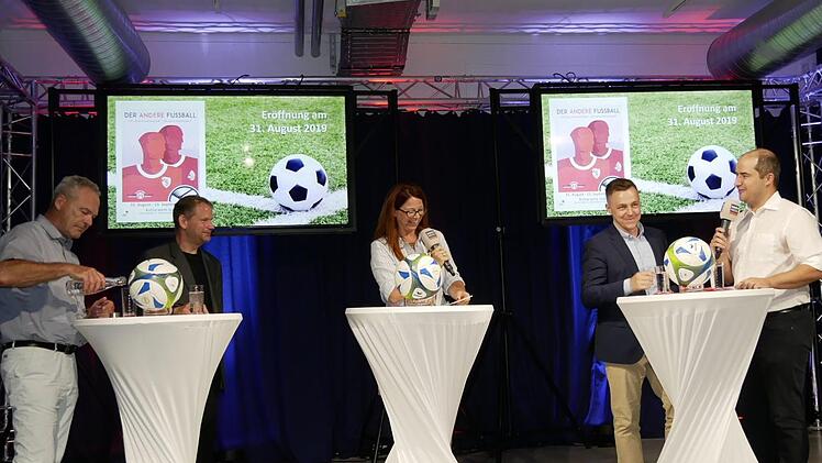 Moderatorin Christine Rebhan in der Talkrunde mit (von links) Oberbürgermeister Frank Rebhan, Vereinshistoriker Robert Schäfer, ASV-Vorsitzendem Philipp Greiner und dem Zweiten Vorsitzenden des TBVfL Neustadt-Wildenheid, Dominik Heike Foto: Manja von Nida