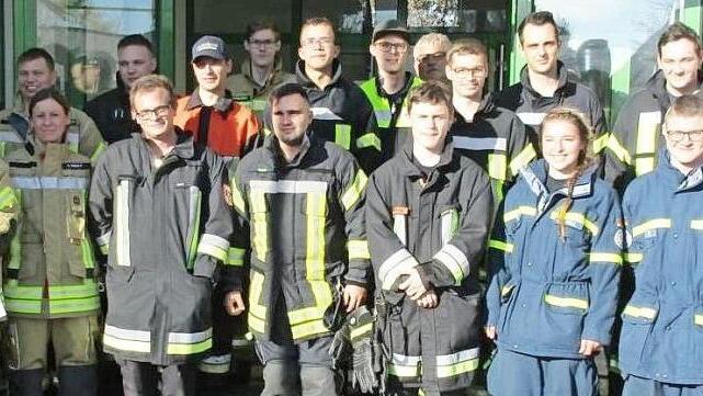 Die 39 neuen Atemschutzger&auml;tetr&auml;ger mit den Ausbildern und Vertretern des Zentrums Fotos: Christian Licha