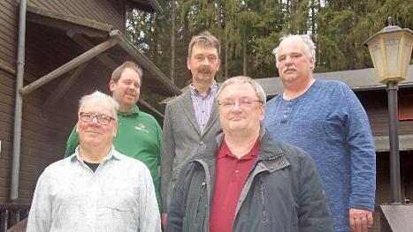 Ehrungen anl&auml;sslich der Hauptversammlung der Naturfreunde (von links): Dieter Jung, Christian M&uuml;ller, Michael R&auml;dlein, Stefan Ebert, Bernd H&ouml;hn. Foto: Doris Weidner