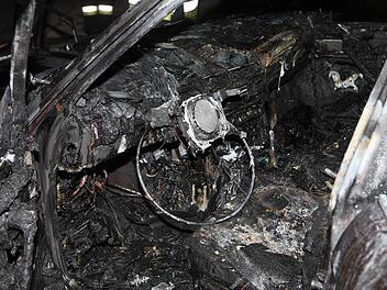 Polizei vermutet Brandstiftung: BMW komplett ausgebrannt