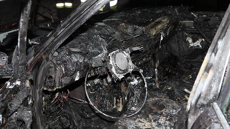 Polizei vermutet Brandstiftung: BMW komplett ausgebrannt