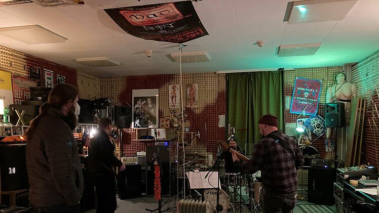 Die Band "Pantsdown" hat es sich gemütlich eingerichtet. "Hier ist ein echter Menschentreff. Das sollte sich Coburg auf die Fahnen schreiben", sagen die Bathi´-Brüder.