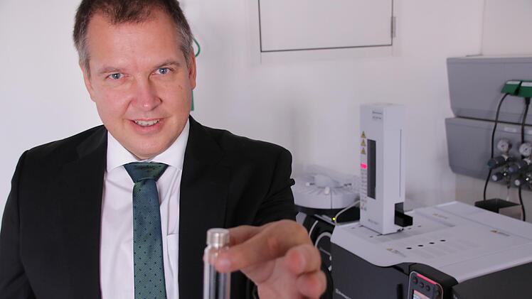 LGL-Präsident Christian Weidner mit Probenröhrchen für einen Gas-Chromatographen.   Foto: Benedikt Borst