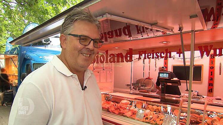 Auf dem Wochenmarkt holt Andreas sein vorbestelltes Fleisch ab.