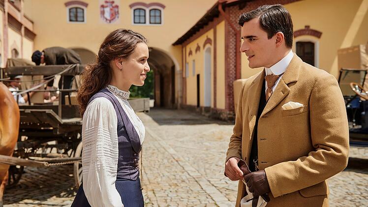 Ottilie (Kristin Suckow) hat sich in Baron Philipp von Brand zu Neidstein (Hannes Wegener) verliebt.