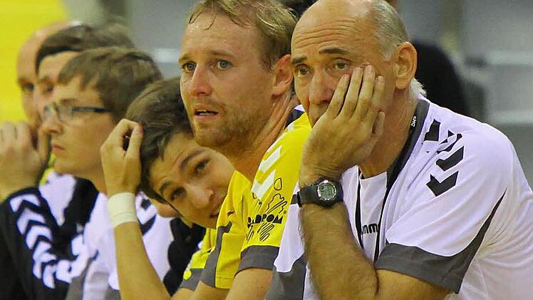 Nicht gerade optimistisch blickt Coburgs Trainer Hrvoje Horvat (rechts) nach dem Debakel von Cottbus in die "schwarz-gelbe" Zukunft. Verletzungsbedingte Ausfälle mehrerer Spieler - darunter vor allem den von Leistungsträger Johan Andersson (Mitte) - kann der ambitionierte Drittligist in fremden Hallen einfach nicht gleichwertig kompensieren. Spätestens das 18:20 in Cottbus hat die HSC-(Auswärts)-Krise verschärft.