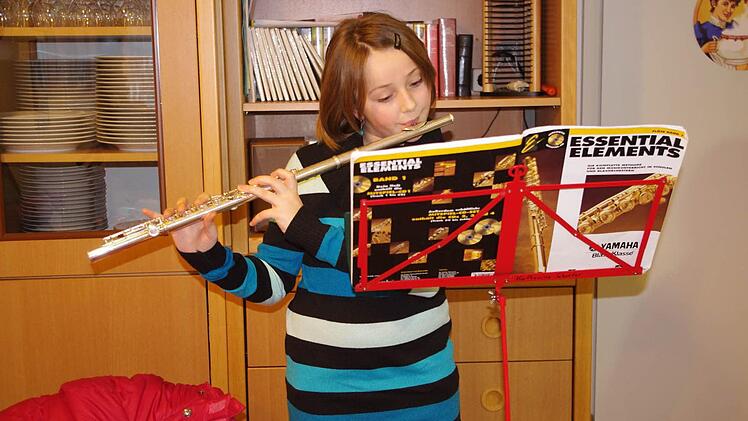 Katharina Schuster stimmte auf der Querflöte einige Weihnachtslieder für die Heimbewohner an.
