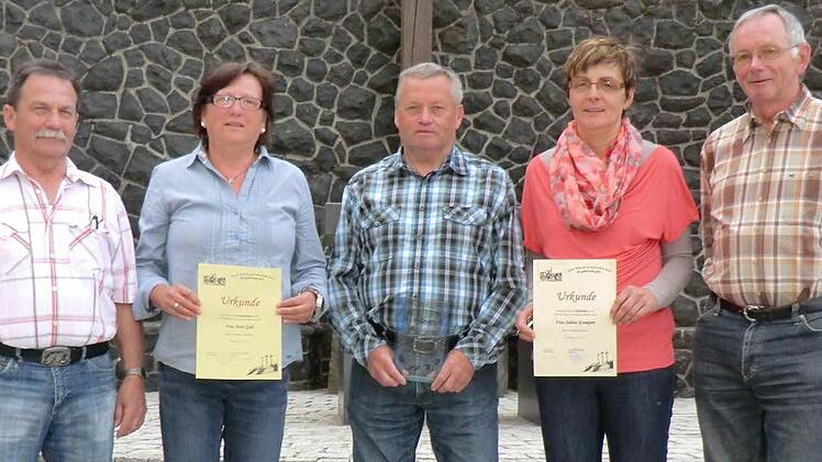 Wallfahrtsführer Reiner Herold (v. l.) ehrte mit Anni Geil, Herbert Zwecker, Sabine Krampert und Hans Hohn Weggefährten.