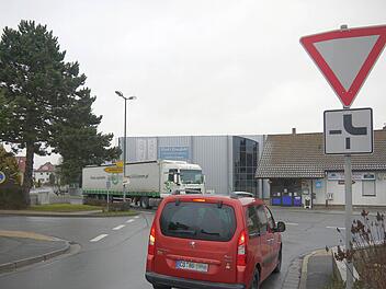 Die Autofahrer auf der Ebersdorfer Ortsdurchfahrt, wie hier in der Querstraße, müssen weiter auf den Bau einer Umgehung warten. Foto: Berthold Köhler