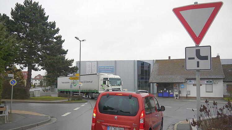 Die Autofahrer auf der Ebersdorfer Ortsdurchfahrt, wie hier in der Querstraße, müssen weiter auf den Bau einer Umgehung warten. Foto: Berthold Köhler