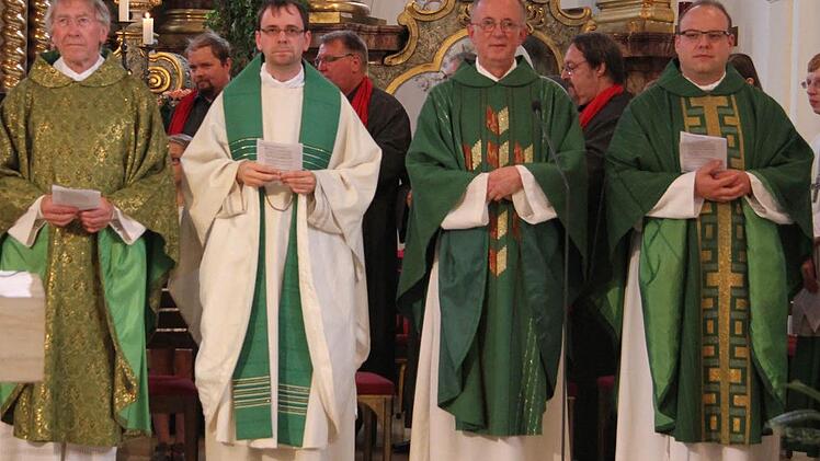 Beim Festgottesdienst waren auch Pfarrer Helmut Spindler, Kaplan Michael Wohland und Norbert Förster dabei.