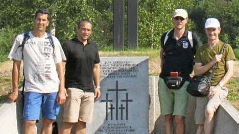 Auf dem Soldatenfriedhof Sologubovka, von links: Thomas Schnös, Markus Zimmermann sowie Matthias und Hubert Michael Ruß.