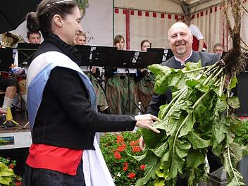 Isabella I. mit Bürgermeister Andreas Galster (oben links) reißen eine Krenstaude aus