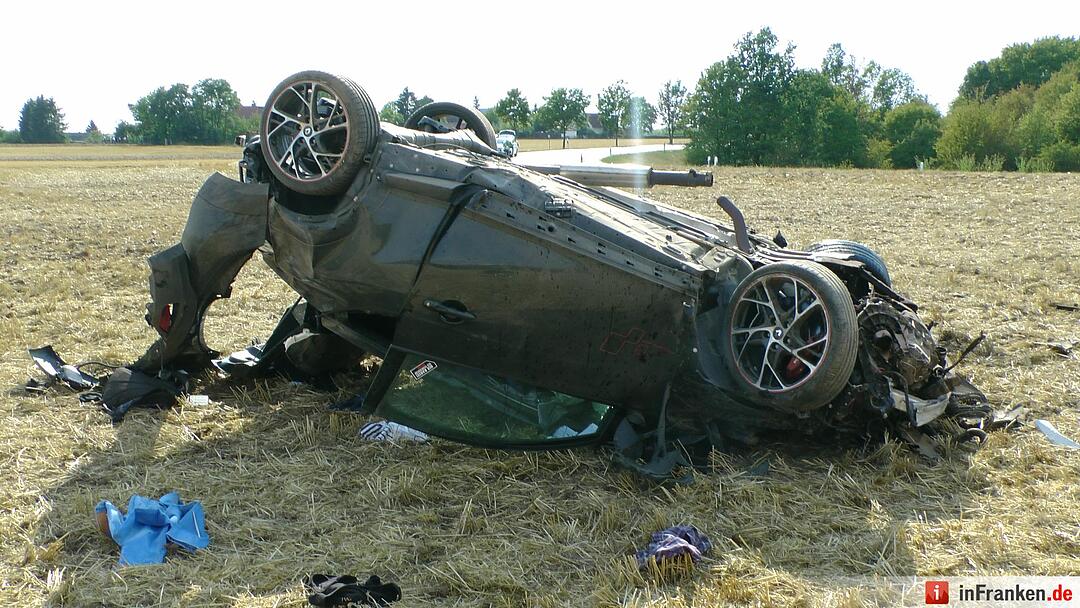 Renault ueberschlaegt sich mehrfach - Fahrer lebensgefaehrlich verletzt