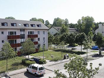 In und vor den künftigen Verwaltungsgebäuden in der früheren Flynn Housing Aera tut sich wieder etwas: Handwerker sind im Auftrag der Regierung und der Stadtwerke tätig. Foto: Matthias Hoch