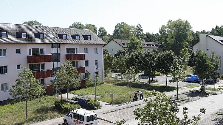 In und vor den künftigen Verwaltungsgebäuden in der früheren Flynn Housing Aera tut sich wieder etwas: Handwerker sind im Auftrag der Regierung und der Stadtwerke tätig. Foto: Matthias Hoch