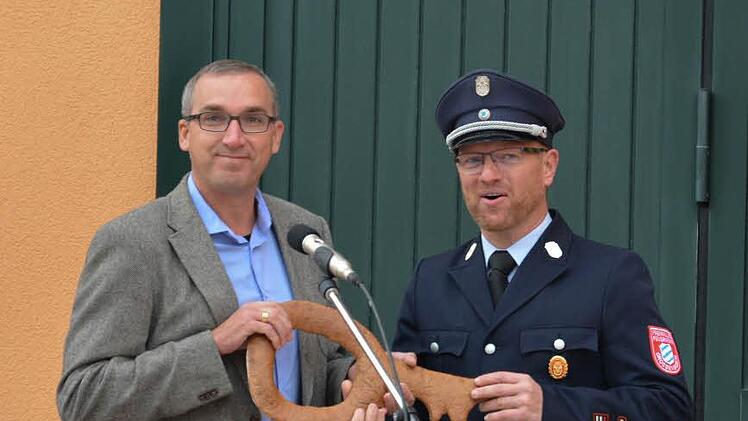 2. Bürgermeister Andreas Sandwall (links) überreicht Jörg Rumberg, dem Kommandanten der Großenbracher Wehr, den symbolischen Fahrzeugschlüssel. Fotos: Björn Hein